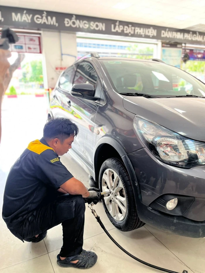 Các nhân viên kỹ thuật tại Continental có kinh nghiệm trong việc bảo dưỡng lốp xe điện